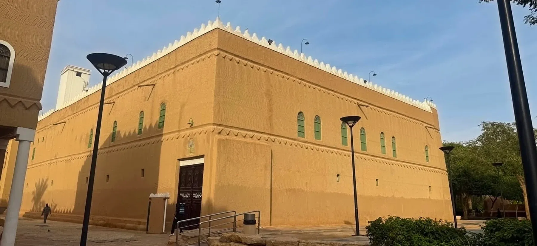 Almurabba Palace in Riyadh: mud-brick walls with white crenellations, shown as a photograph and as a point cloud